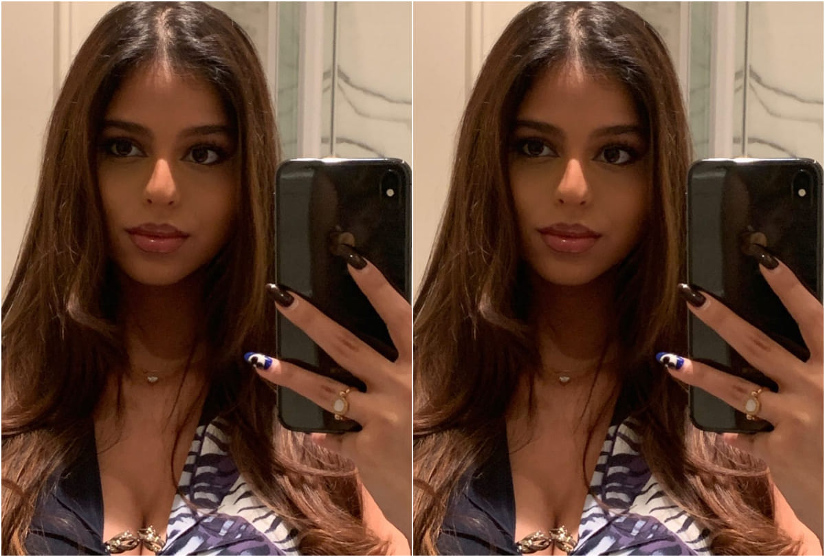 Suhana Khan Glamorous Mirror Selfie With Friend Goes Viral On Social Media
