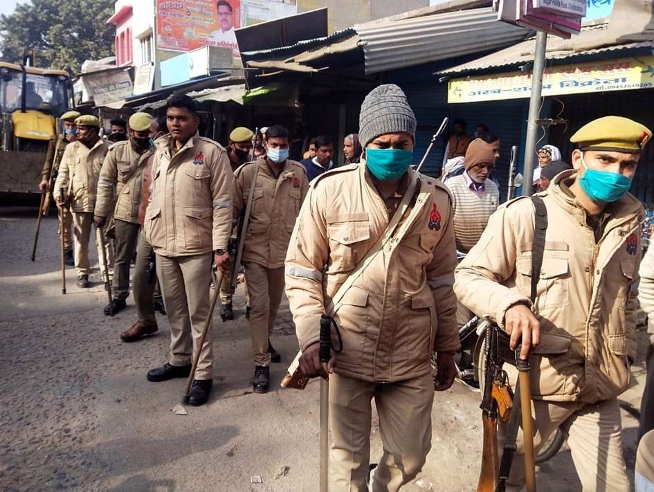 paalika karmiyon se jhadap, pulis se dhakka mukkee