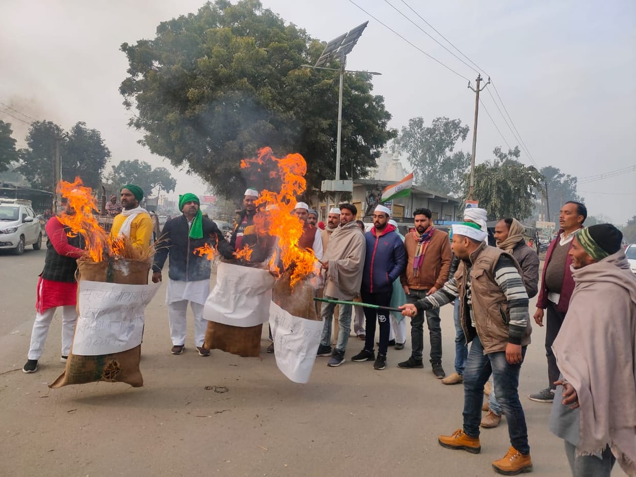 Bakiu Tomar activists burnt effigies of agricultural laws
