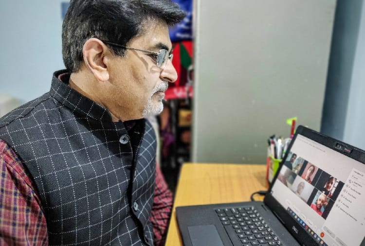 Associate professor Learned online teaching tips in lockdown