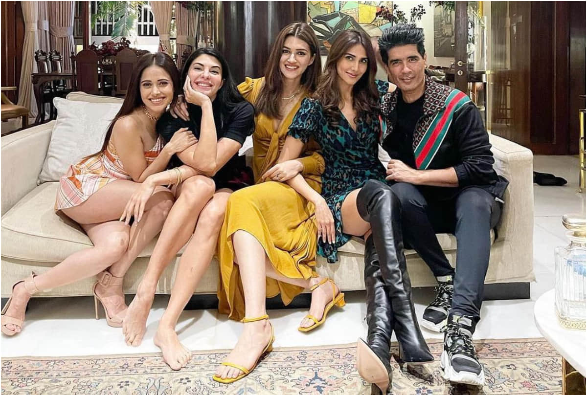 kriti sanon khushi kapoor janhvi kapoor look glamorous in manish malhotra house party