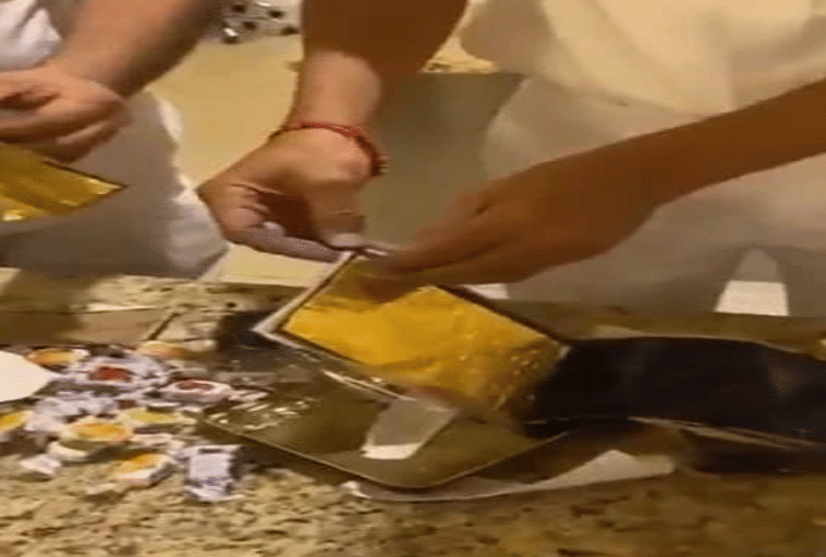 gold paste worth Rs 42 lakh was being hidden in the rectum, caught at the airport