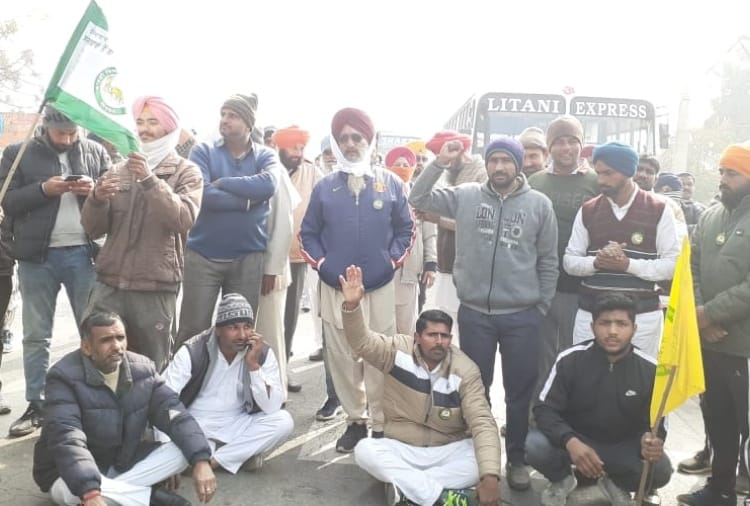 Villagers block road in Tohana of Haryana