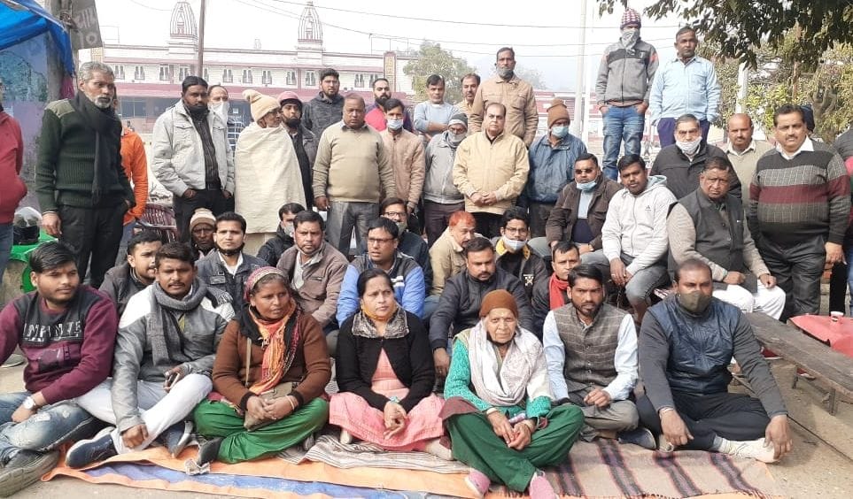The traders stopped the construction work of the wall, the mayor sat on the dharna