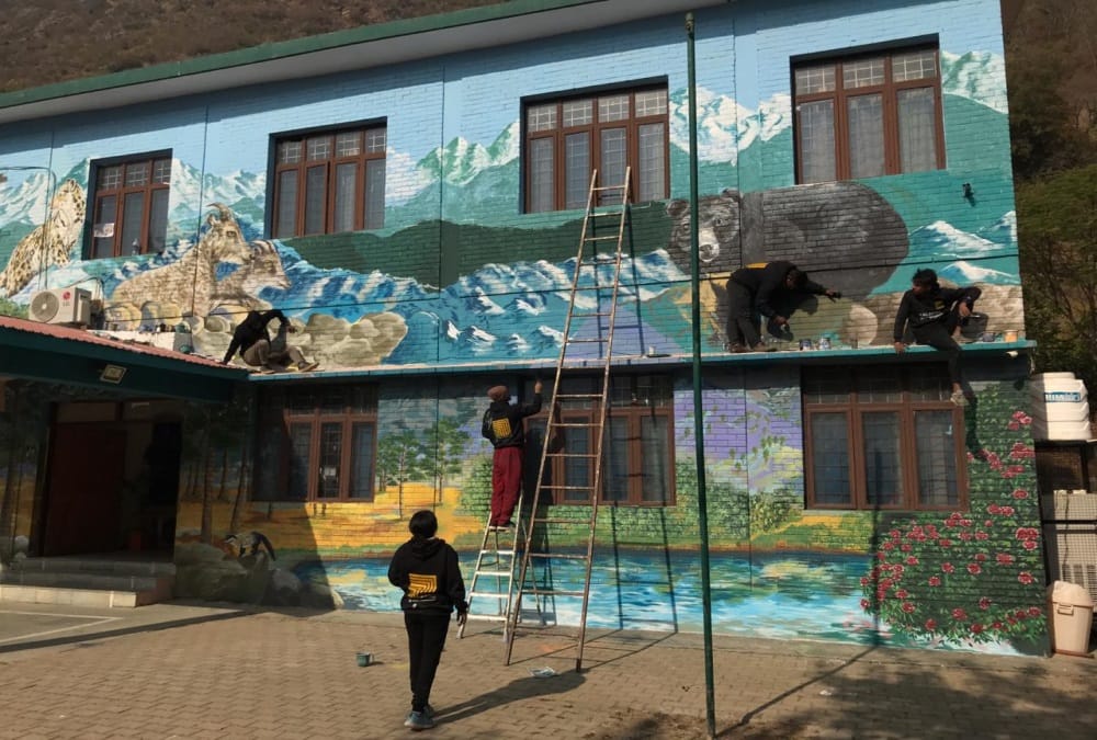 Uttarakhand: Delhi Art Studio Team Make Animals Wall Painting on Rudraprayag Forest Office Building Photos