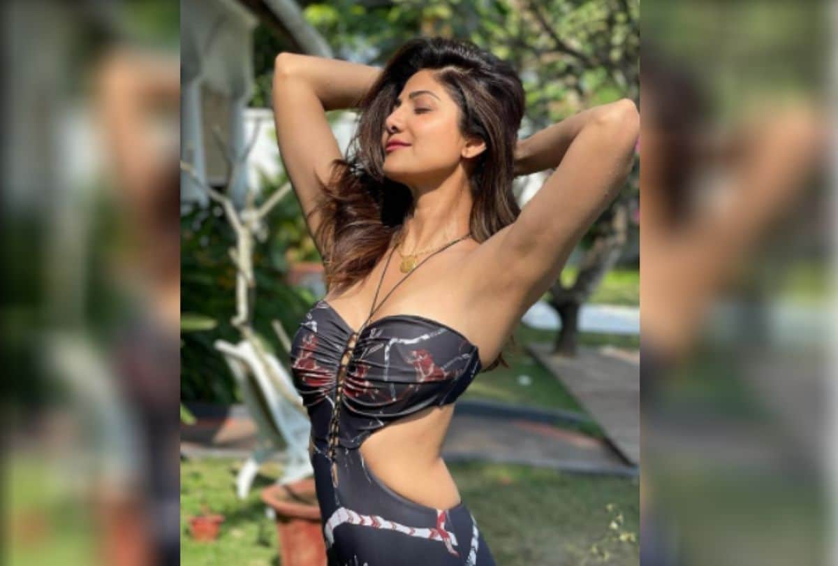 Shilpa shetty shares photos in black monokini from goa vacation