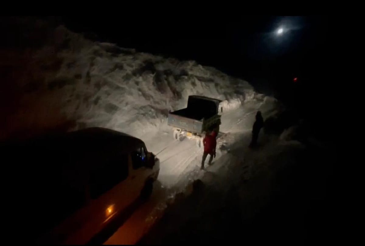 Largest rescue operation of the year, BRO rescues 300 people trapped in snow zojila
