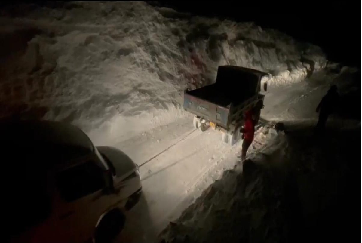 Largest rescue operation of the year, BRO rescues 300 people trapped in snow zojila