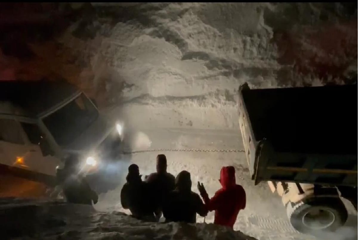 Largest rescue operation of the year, BRO rescues 300 people trapped in snow zojila