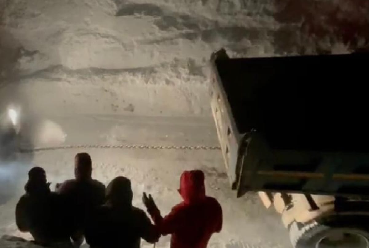Largest rescue operation of the year, BRO rescues 300 people trapped in snow zojila