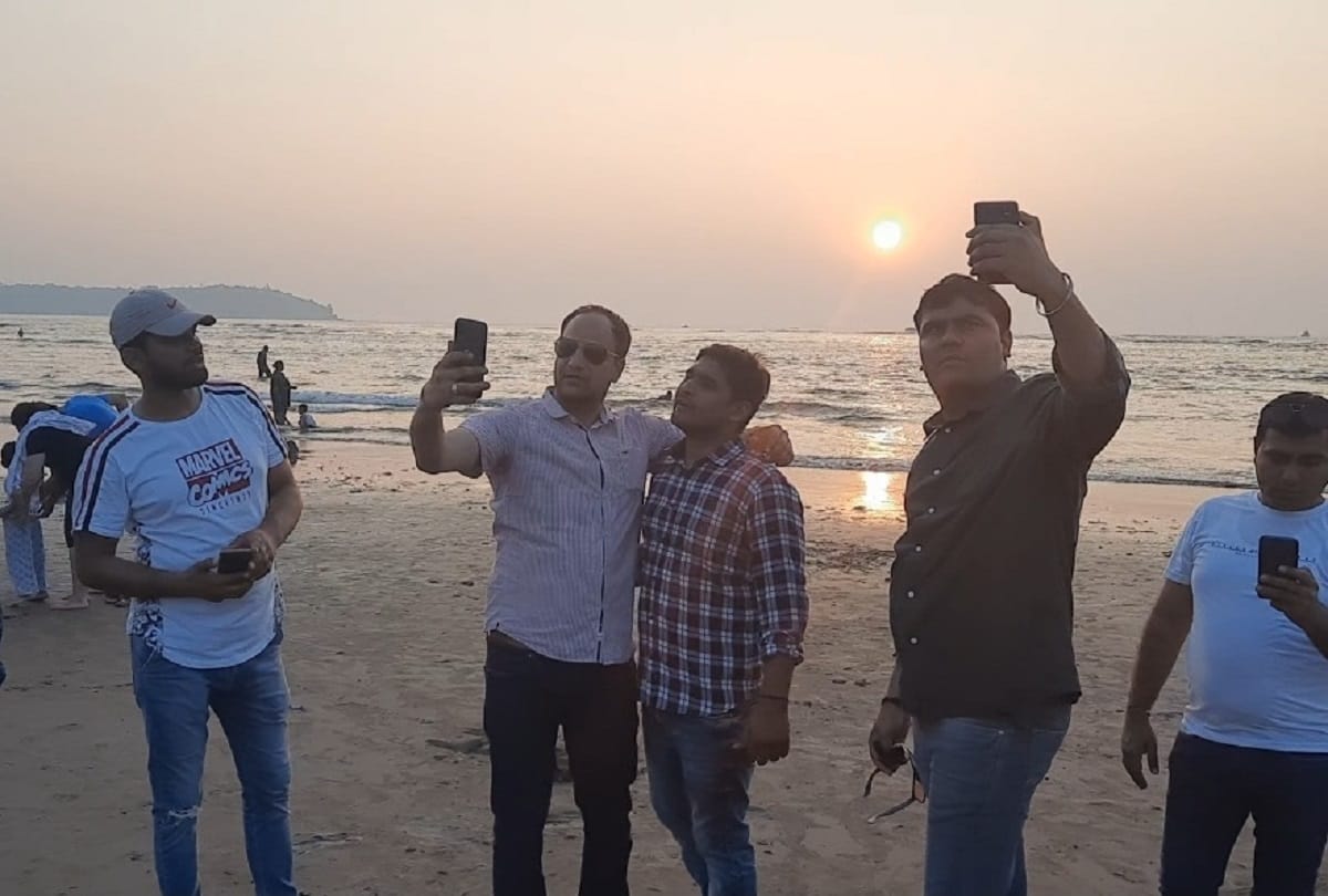 last sunset of 2020: Nizamuddin to Bombay and Guwahati Brahamputra ghat