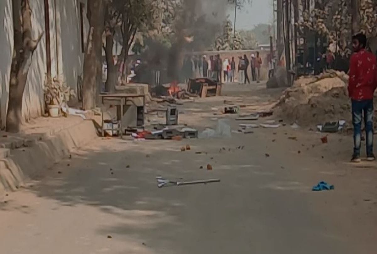 Villagers set fire to police post after death of tractor driver in Agra