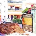 पूर्व कैबिनेट मंत्री तीक्ष्ण सूद के आवास पर फेंका गया गोबर।