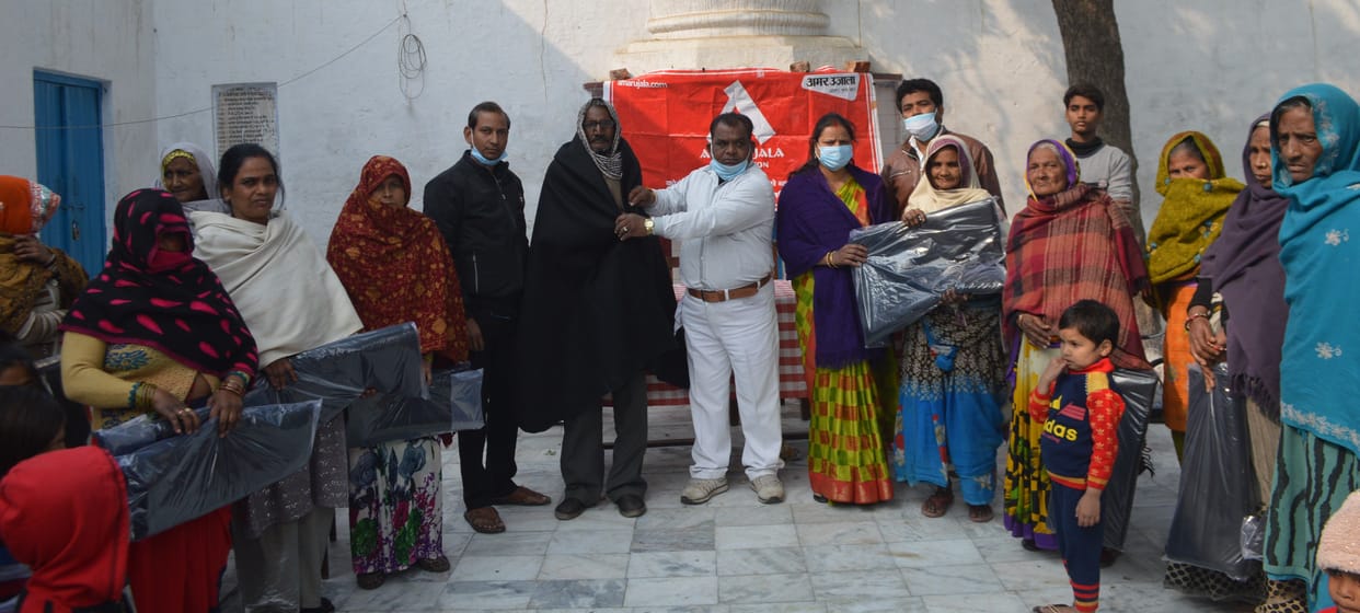 Hathras: Blankets distributed to the needy under the Amar Ujala Foundation