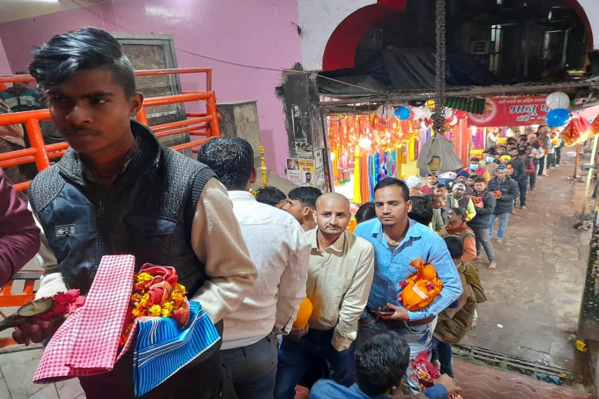 New Year 2021 celebration Mirzapur line of devotees in Vindhyachal Dham 