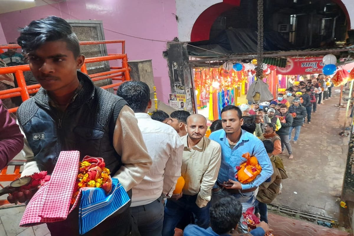 New Year 2021 celebration Mirzapur line of devotees in Vindhyachal Dham 