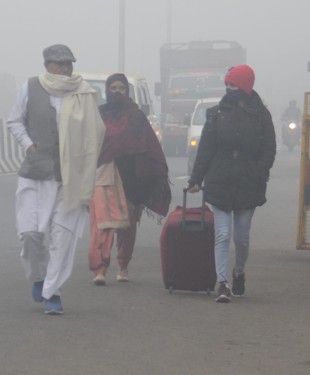 Mercury dropped to 3.1 degrees, fog halts vehicle speed