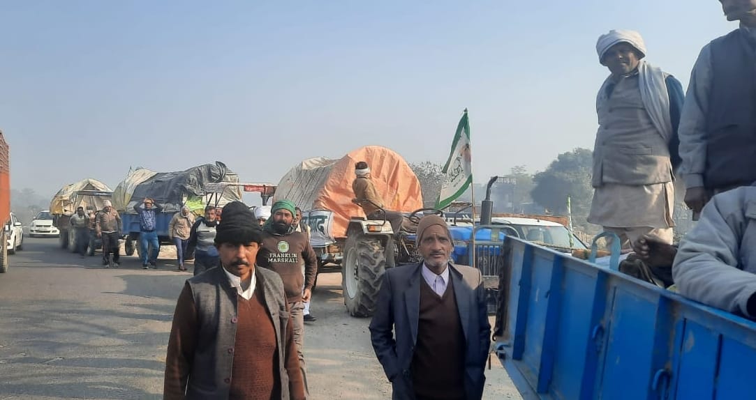 Delhi traveled by riding in tractor trolleys