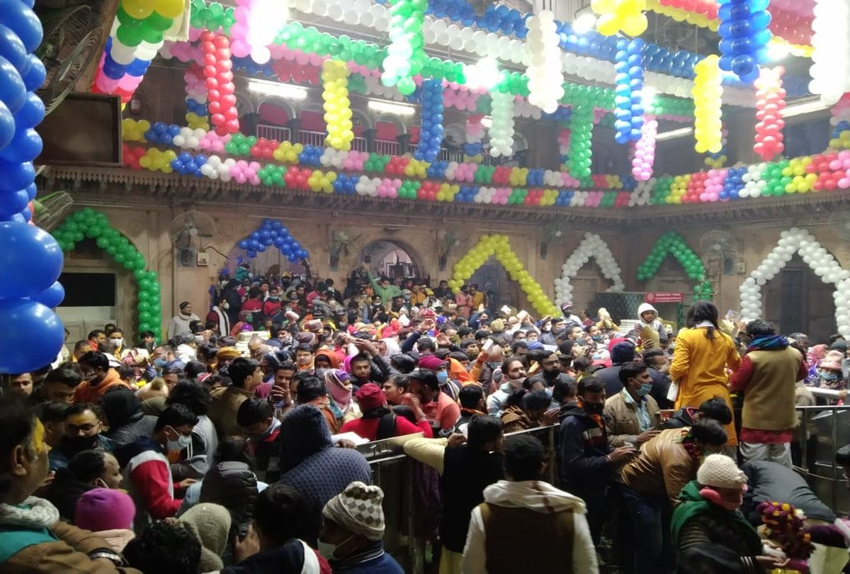 huge crowd of devotees gathering in temples of mathura vrindavan on new year 2021
