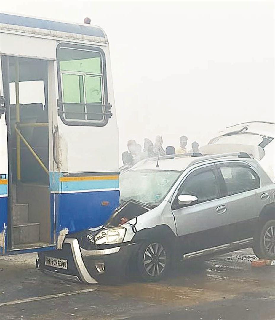 Half a dozen vehicles collided in fog, nine people injured