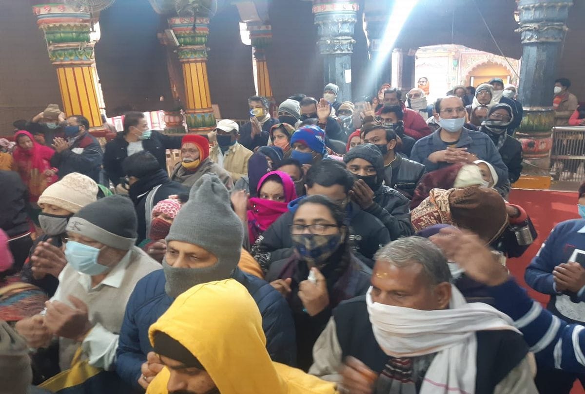 huge crowd of devotees gathering in temples of mathura vrindavan on new year 2021