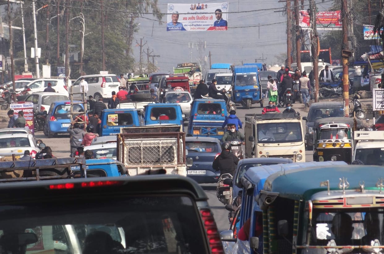 Vehicles from Reng creep from Haripurkalaan to Kaudiyala on New Year
