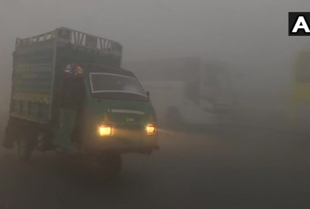 delhi weather on new year, low visibility due to fog, mercury falls, imd, minimum temperature