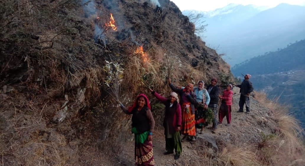 uttarakhand news :  Seeing wild fire coming near village, women trying to control