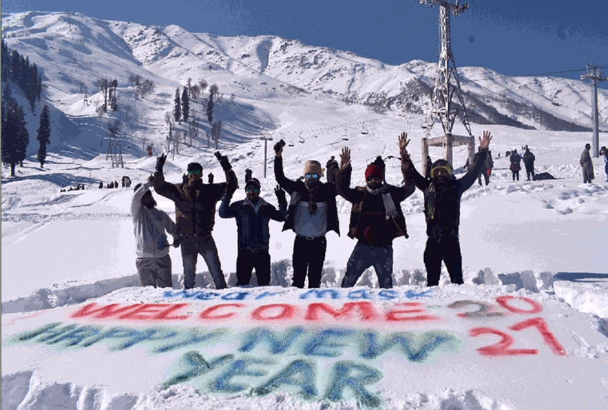 Tourists flock to Gulmarg on new year Snow mountain Welcome to New Year 2021
