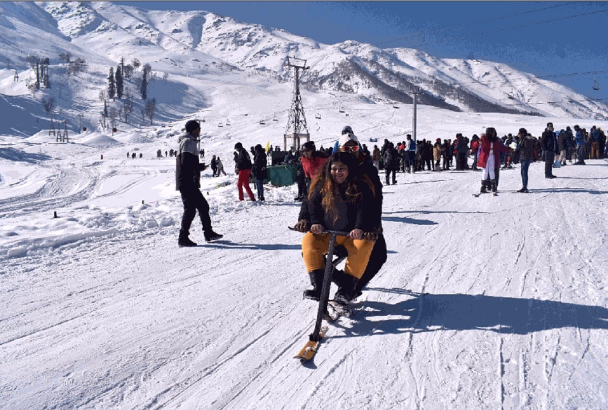Tourists flock to Gulmarg on new year Snow mountain Welcome to New Year 2021