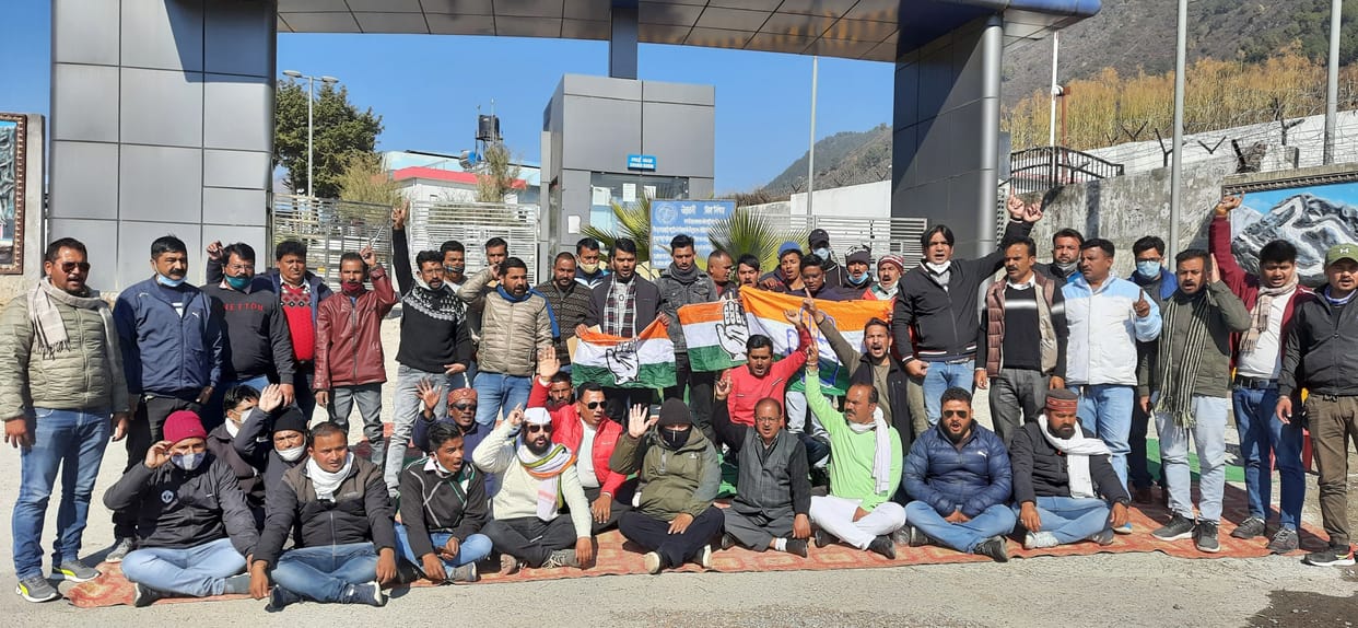 Congress picket for regular air service