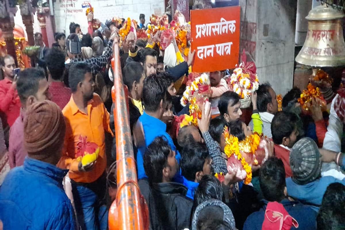 New Year 2021 celebration Mirzapur line of devotees in Vindhyachal Dham 