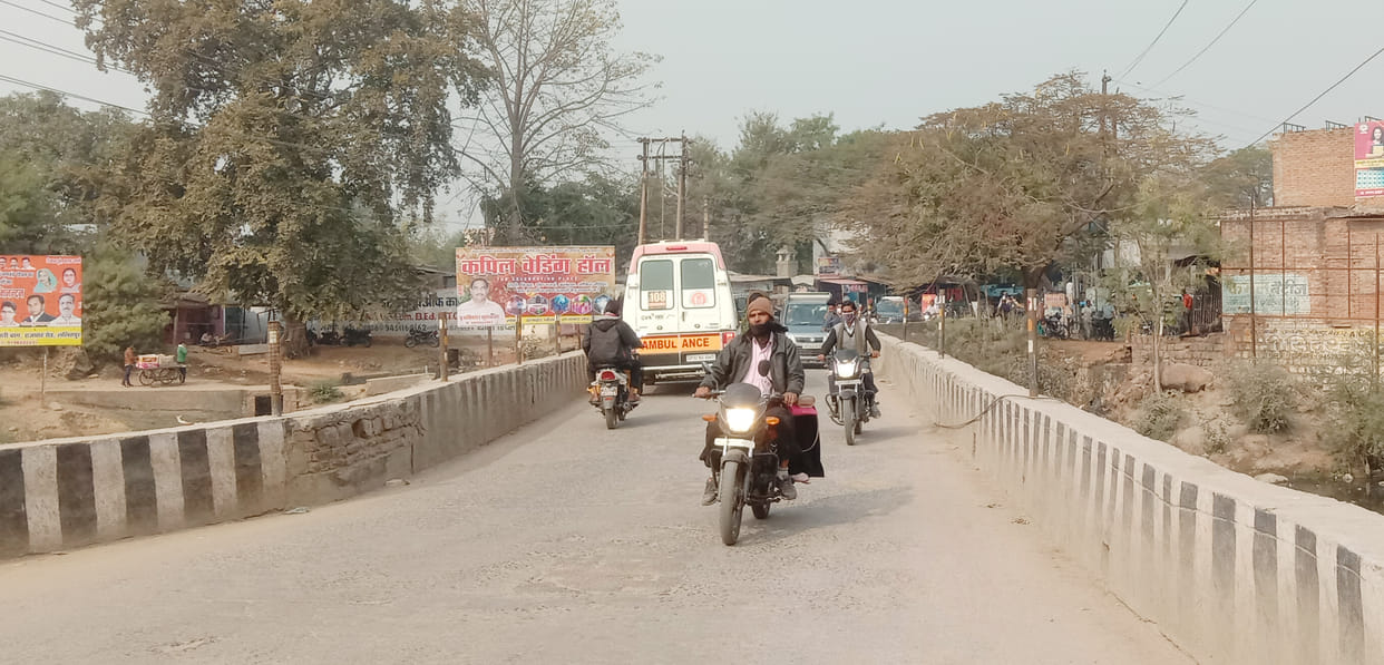 narrow bridge crisis by traffic jam