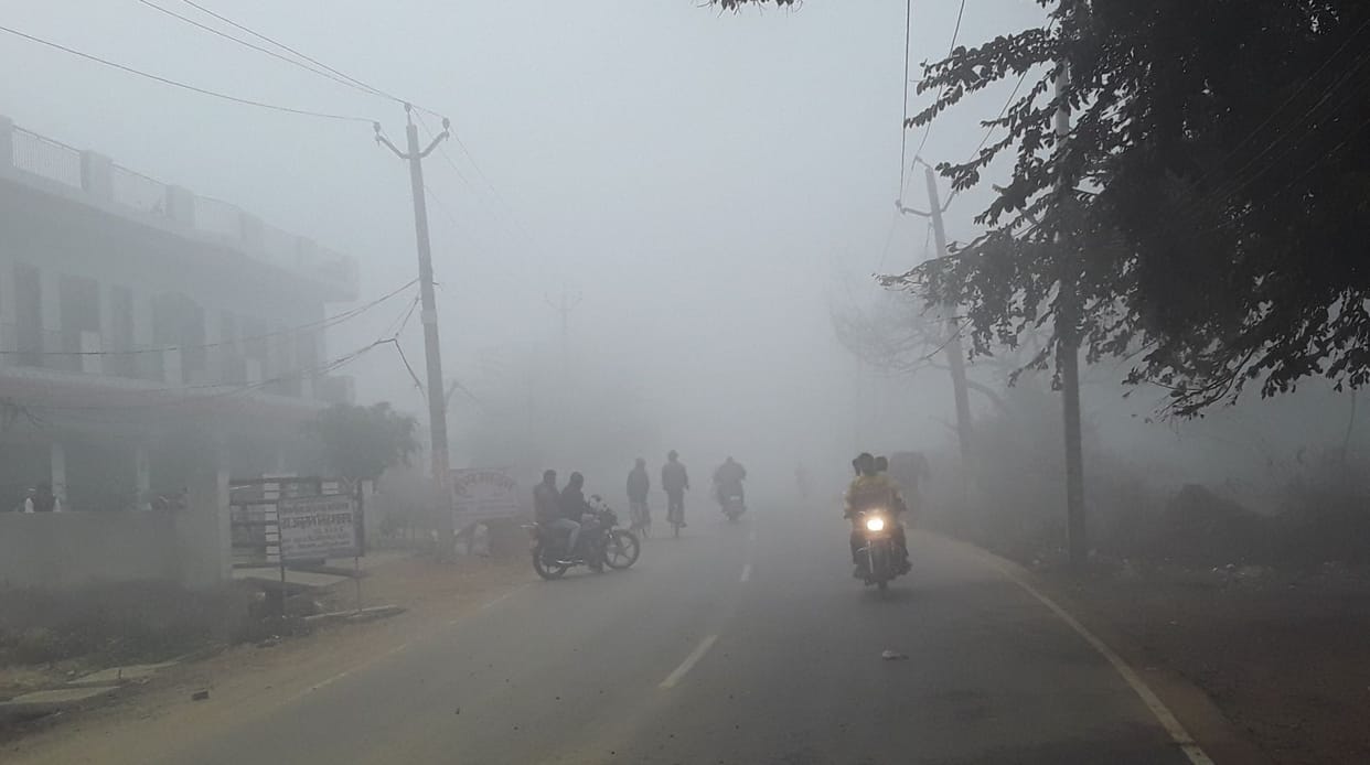Thick fog holds the wheels, stubborn people