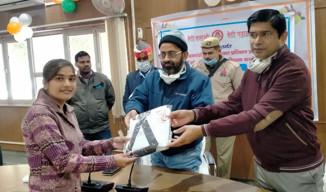 DM gives Taekwondo training kit to 100 girl students