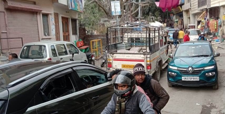 Road jammed near Sahia due to influx of tourists