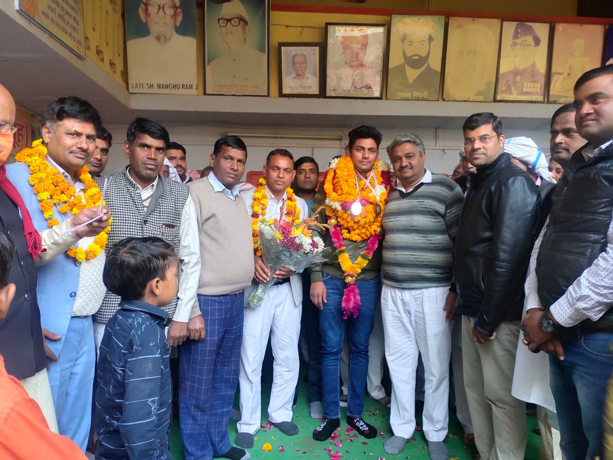 subhash won silver medel in karate  championship