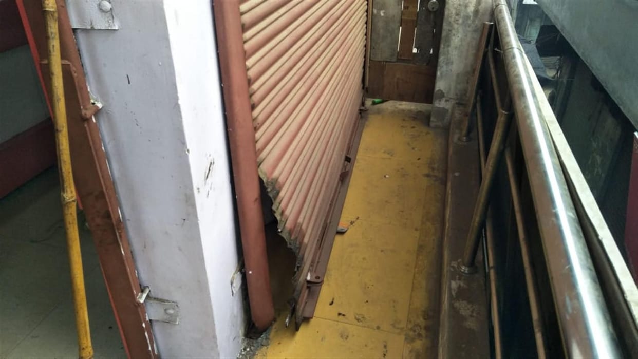 Hathras: Thousands of goods stolen by cutting shutter of readymade shop