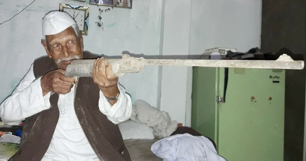 svatantrata sangraam senaanee ke antim darshan ke lie umade log