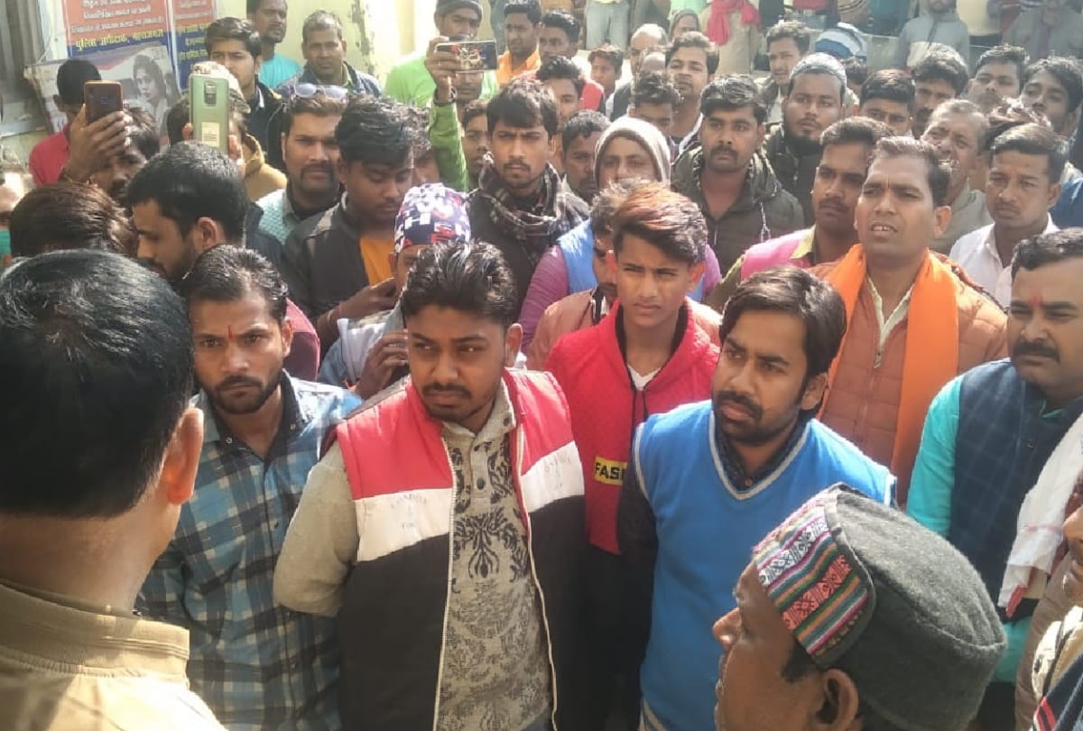Police beats public during new year celebration in Maharajganj