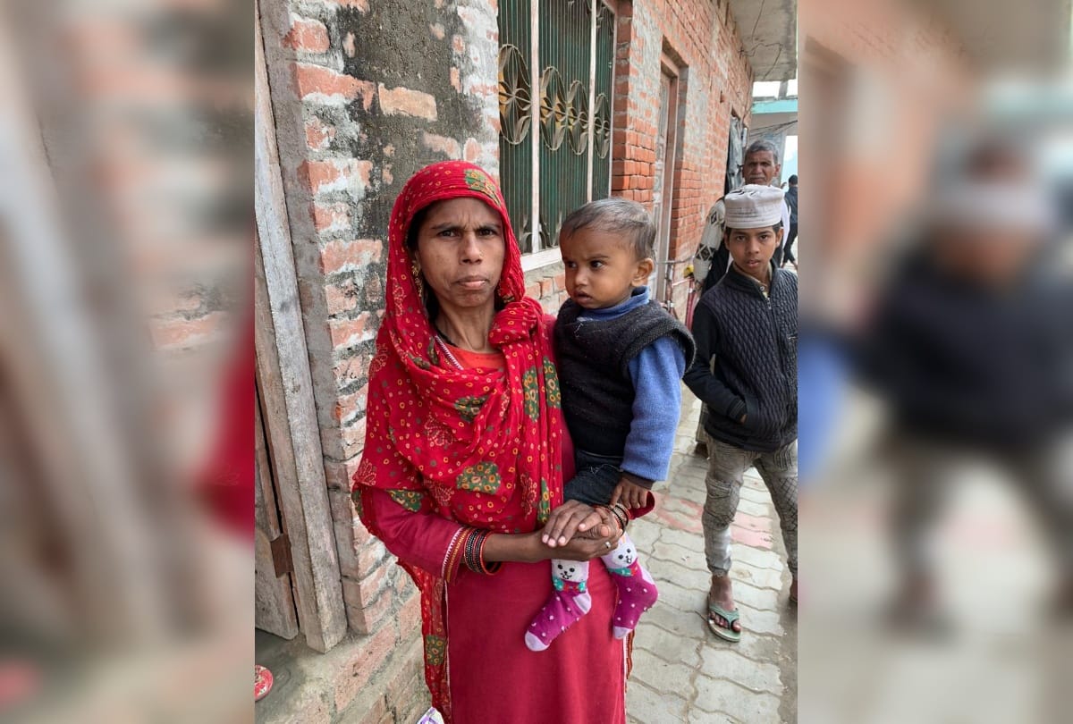 जयकरनपुर बहरौली गांव की मैमुननिशां अपने ढेड़ साल के बच्चे शरिफ के साथ