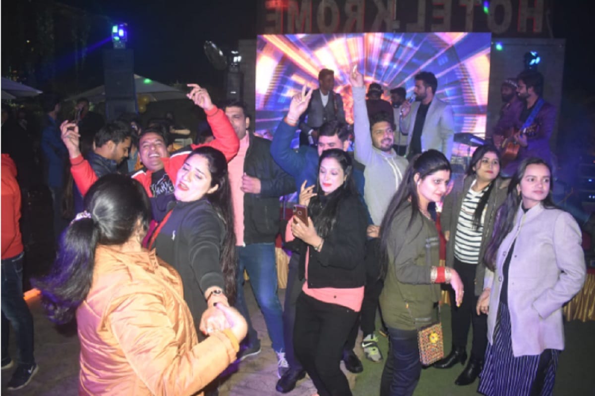 Youth has New Year celebrates with dance on DJ in Meerut