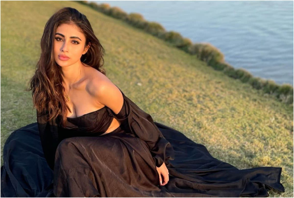 mouni roy give surprise to fan on new year eve with photos of sultry all black look