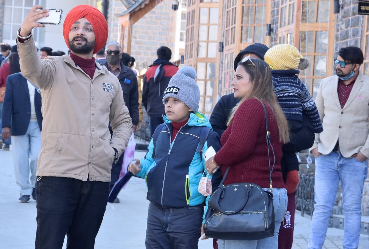 Hotels in shimla packed with tourists on new year 2021