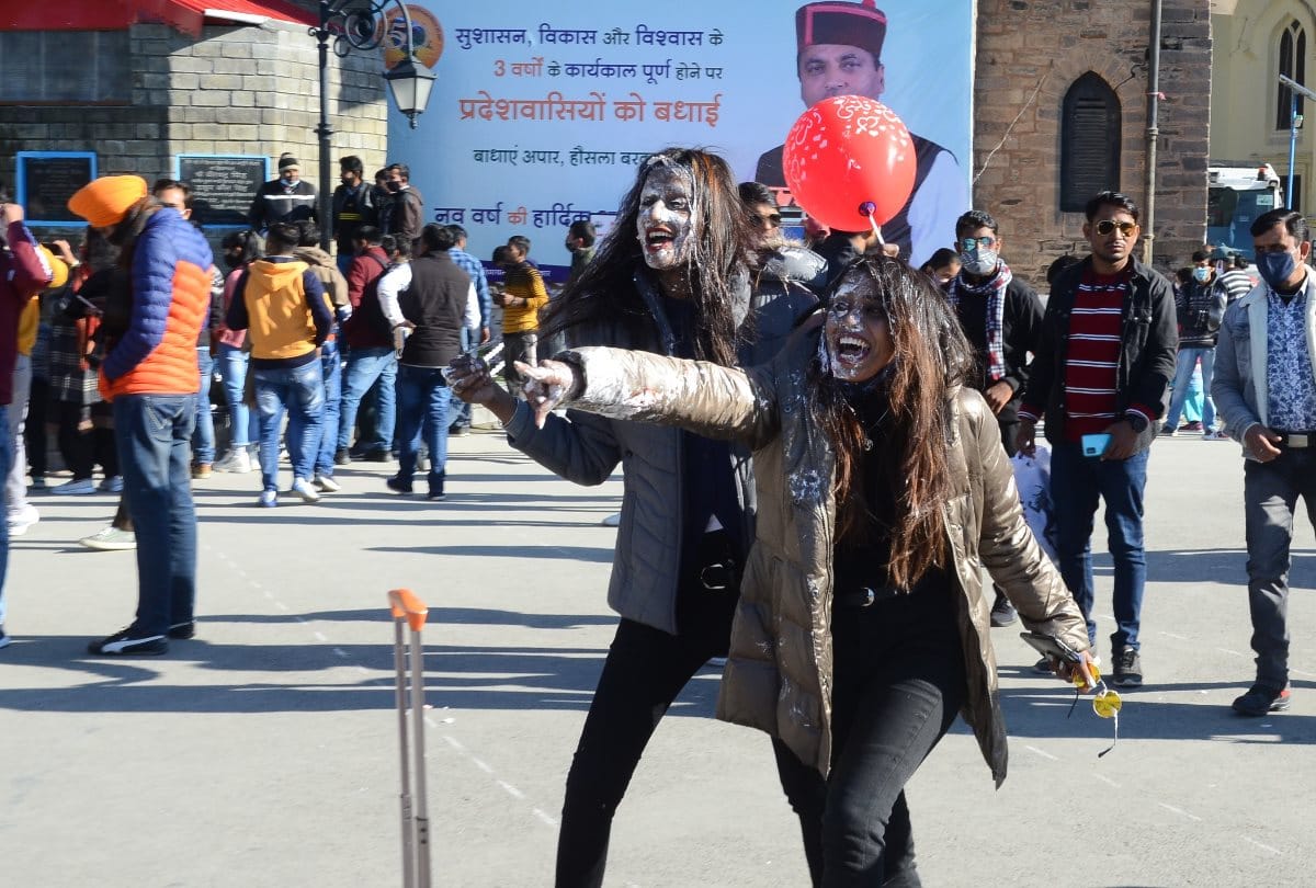 Hotels in shimla packed with tourists on new year 2021