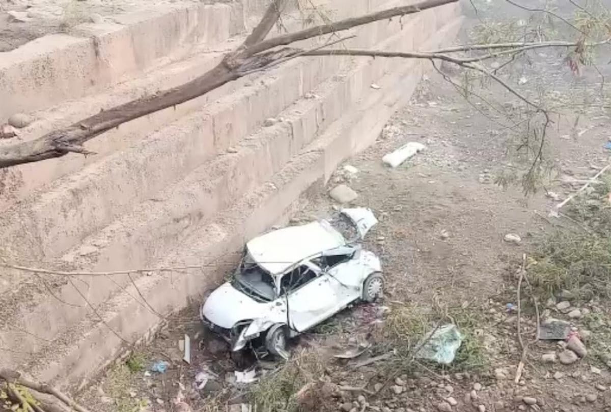 big road accident in solan of himachal pradesh Car fell into the ditch