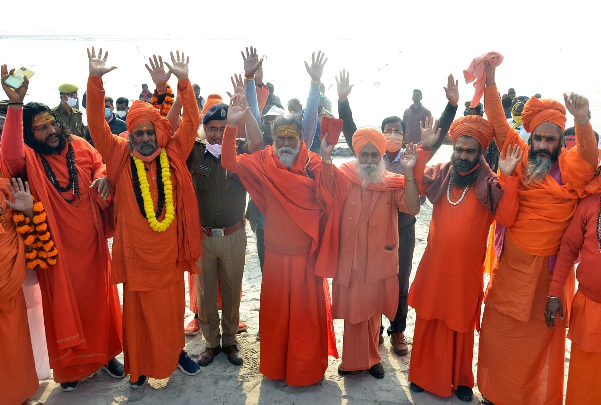 Akhara parishad Narendra Giri News : Ban on World AKhara Parishad, decision to ban fake bars