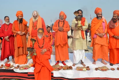 Akhara parishad Narendra Giri News : Ban on World AKhara Parishad, decision to ban fake bars