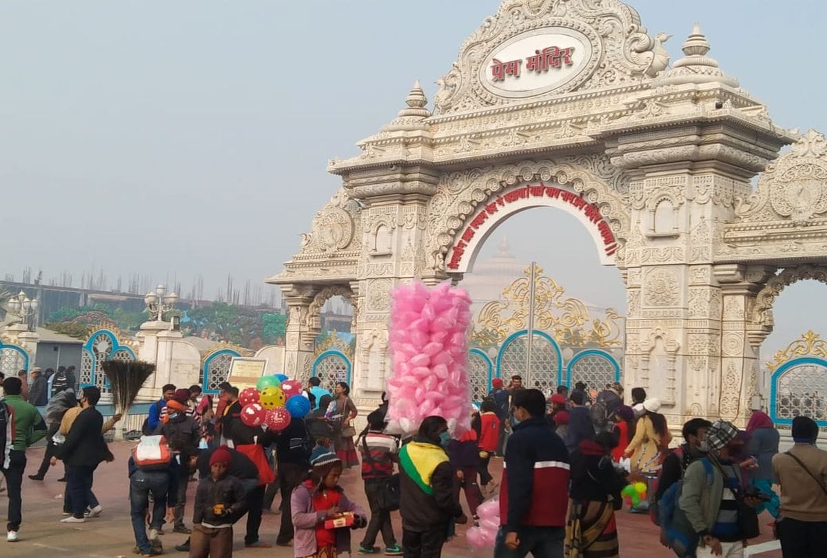 huge crowd of devotees gathering in temples of mathura vrindavan on new year 2021