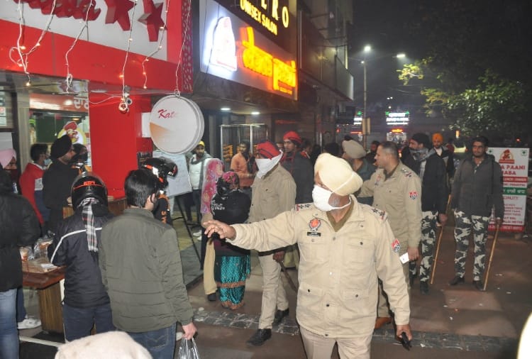 New Year 2021: Markets closed at 9:30 Am in Mohali, People are not celebrated new year in Public Places